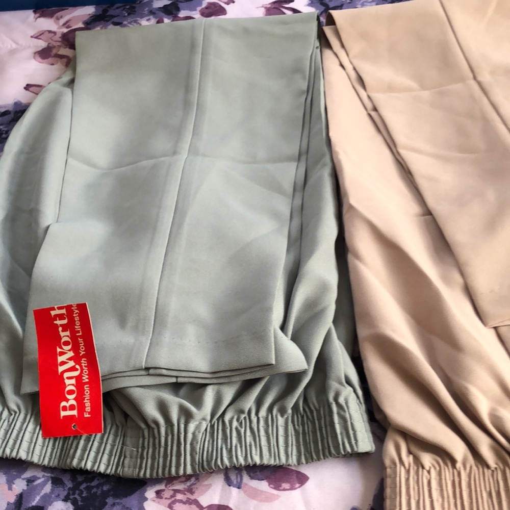 Two eleastic wrist pants bob worth brand new with tags. Xs pettie.  Nice colors👜